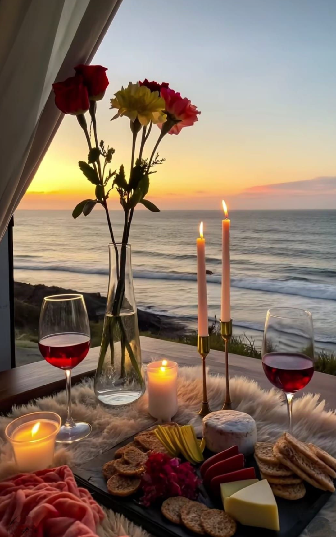 cena romántica en pareja frente al mar