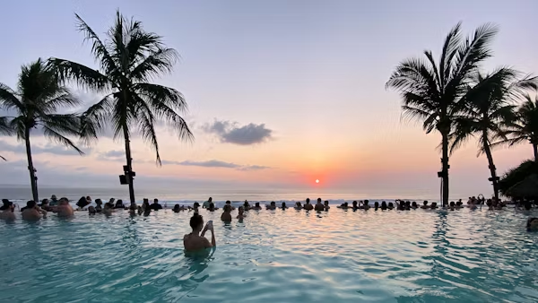 Piscina exclusiva en resort de lujo al atardecer