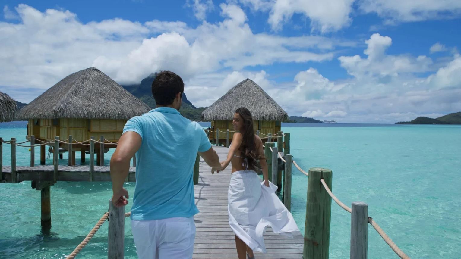 Pareja disfrutando de luna de miel en Bora Bora