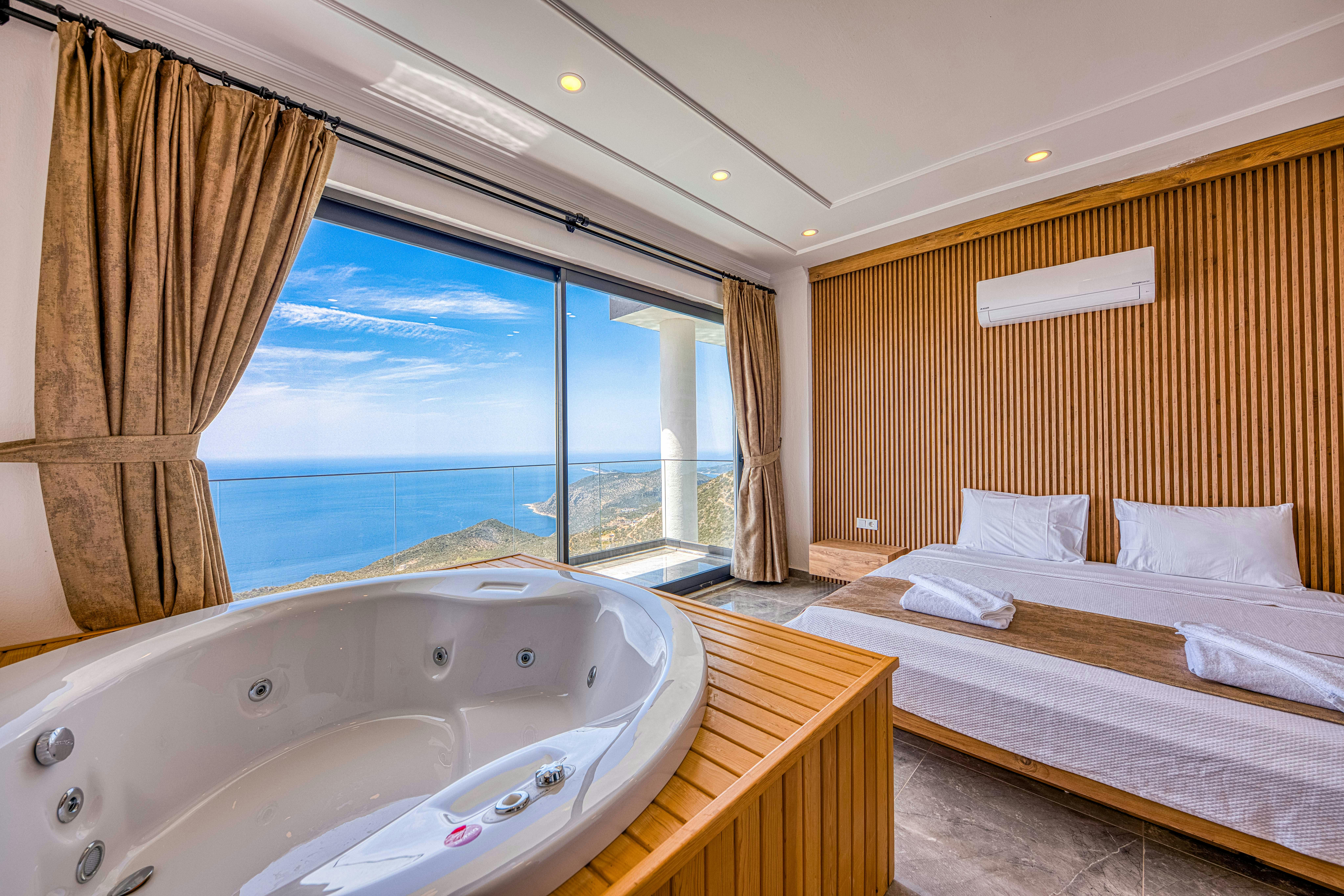 Suite privada con vistas al océano en crucero de lujo