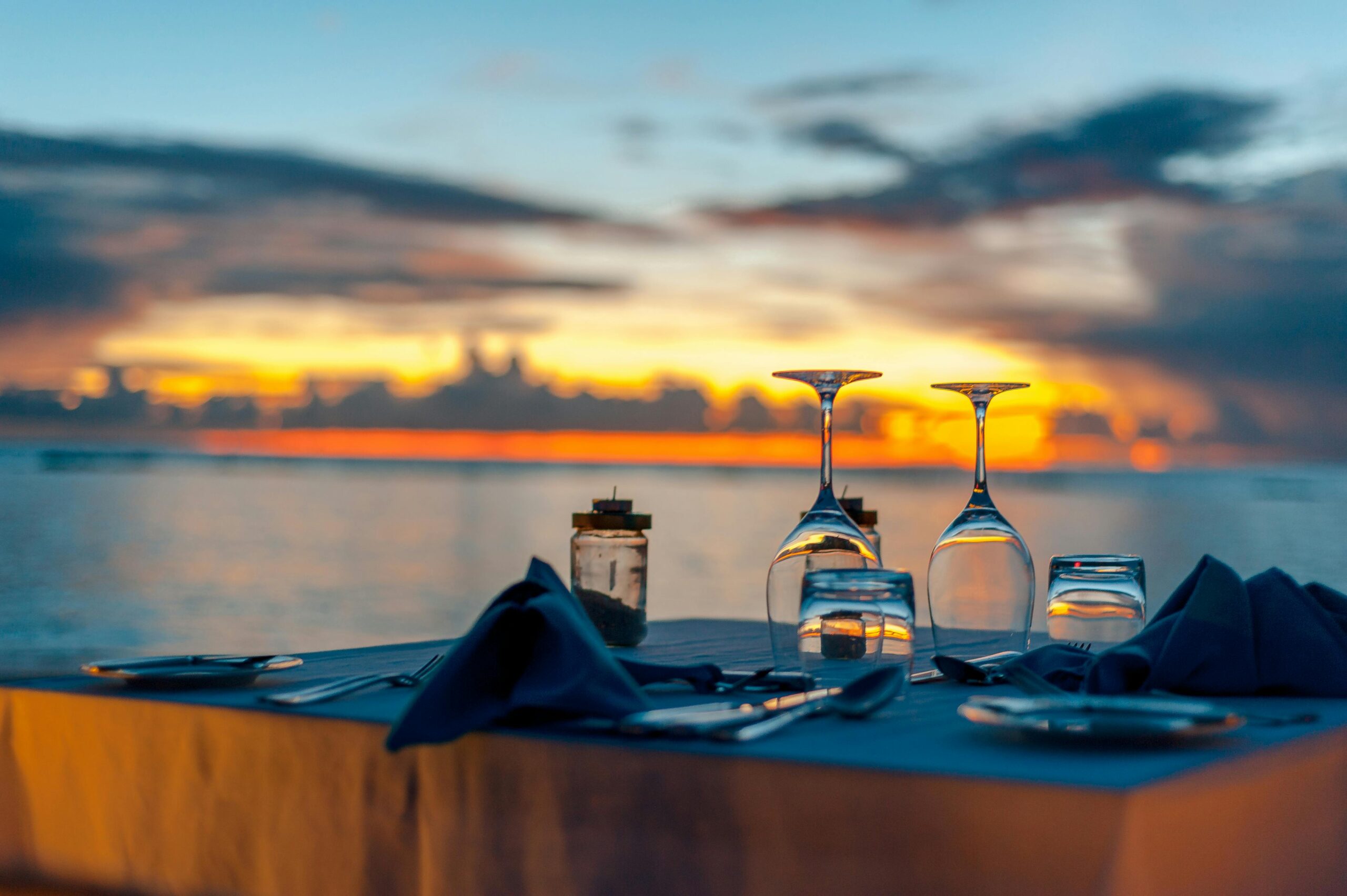 Cena romántica de luna de miel frente al mar