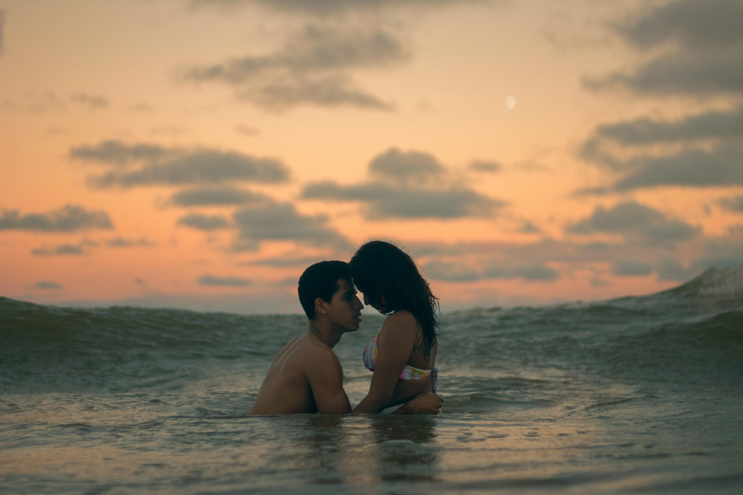 pareja celebrando luna de miel en un crucero