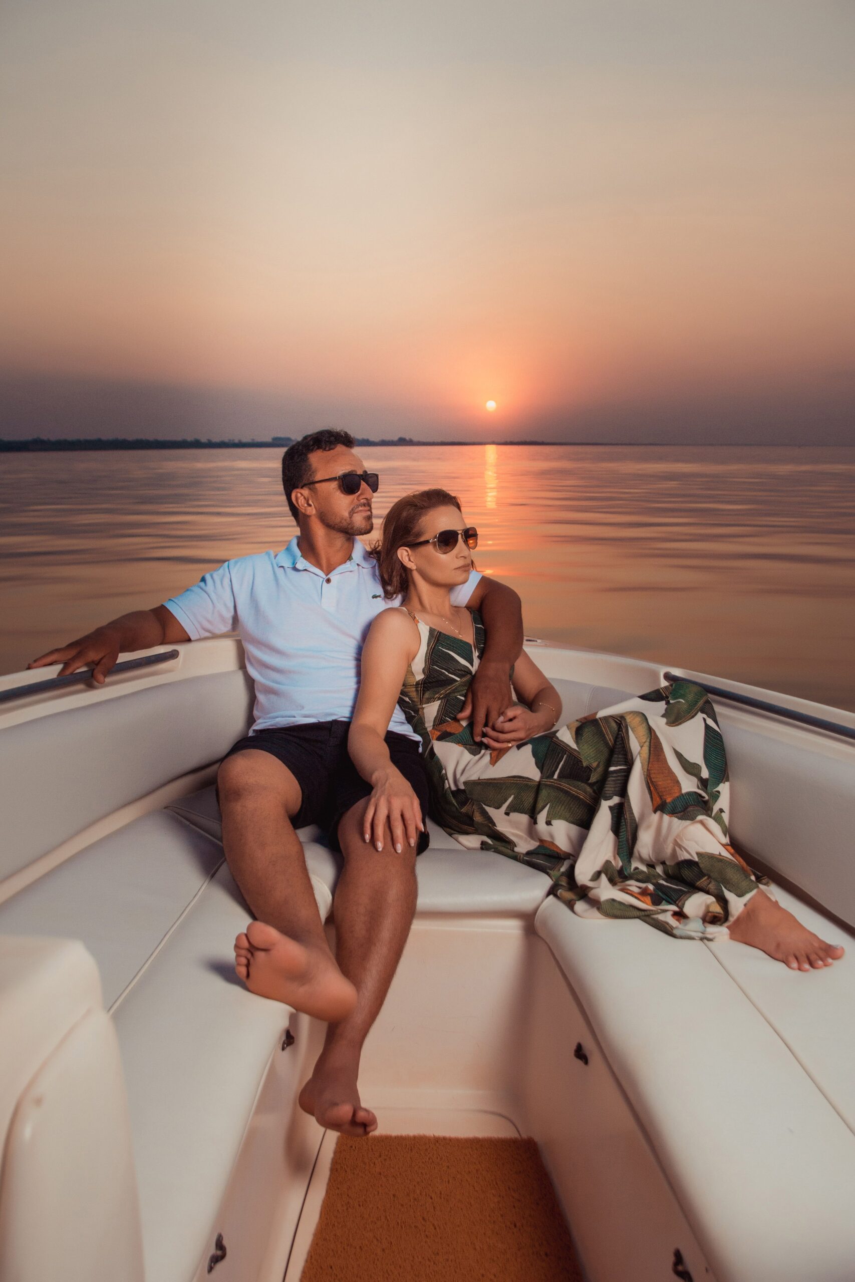 Pareja celebrando su luna de miel en un crucero