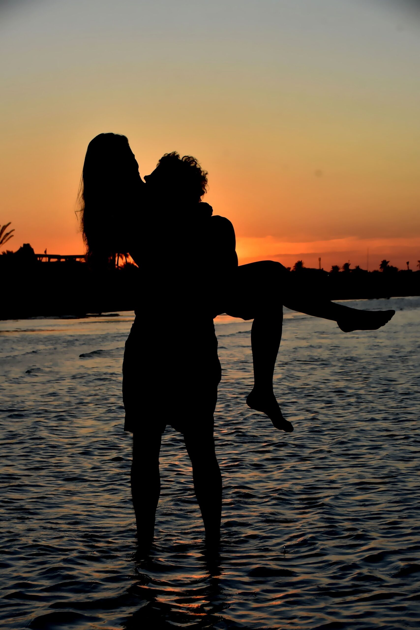 Pareja enamorados en crucero al atardecer