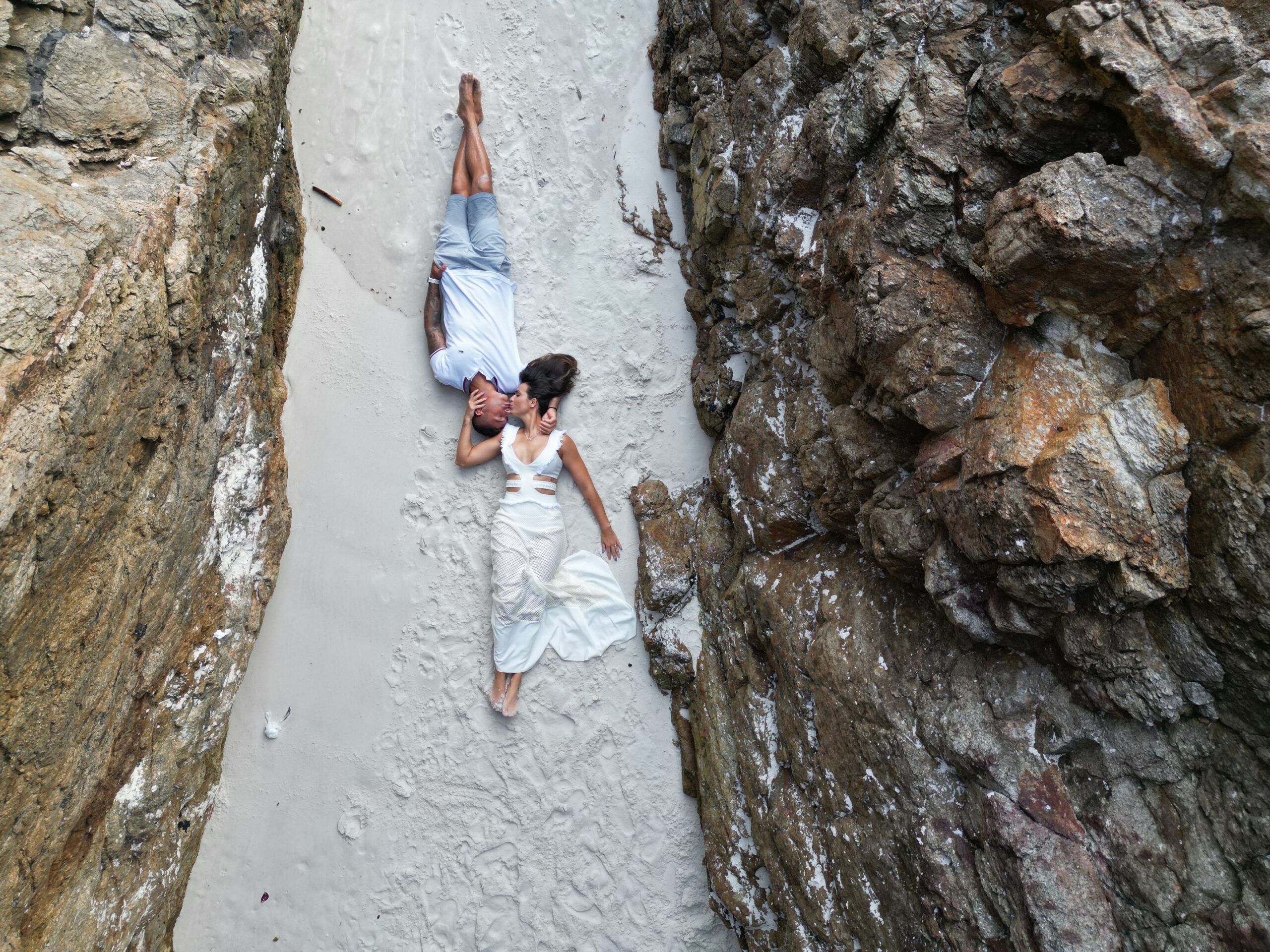 pareja luna de miel en playa del mediterraneo